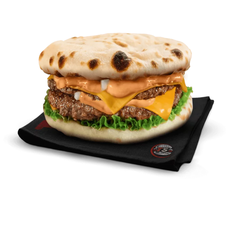 Pain naan, 2 steaks, cheddar, salade, oignons, sauce Giant.
